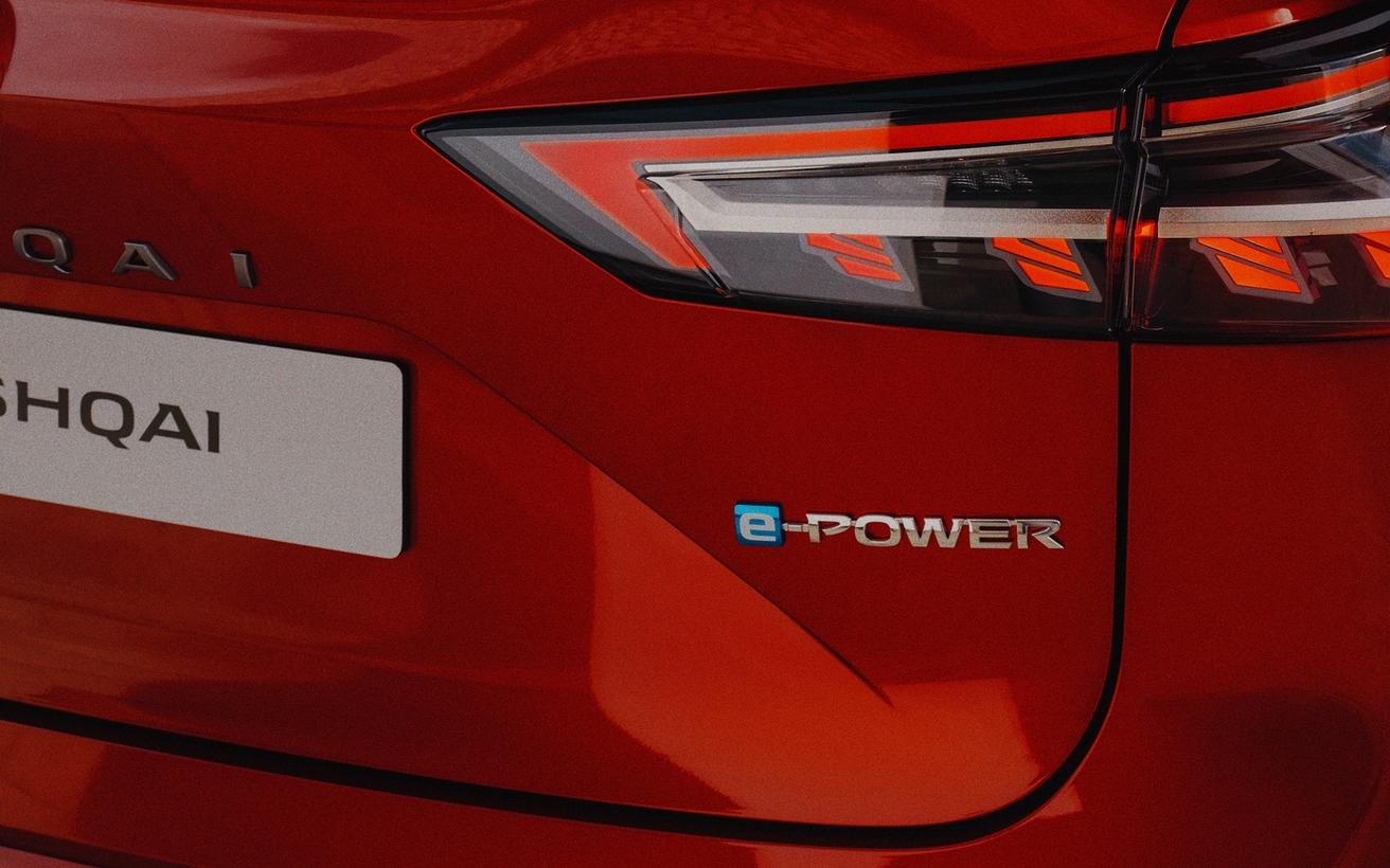 Rückseite eines roten Nissan Qashqai mit betontem Heckleuchten-Design und 'e-POWER' Emblem.