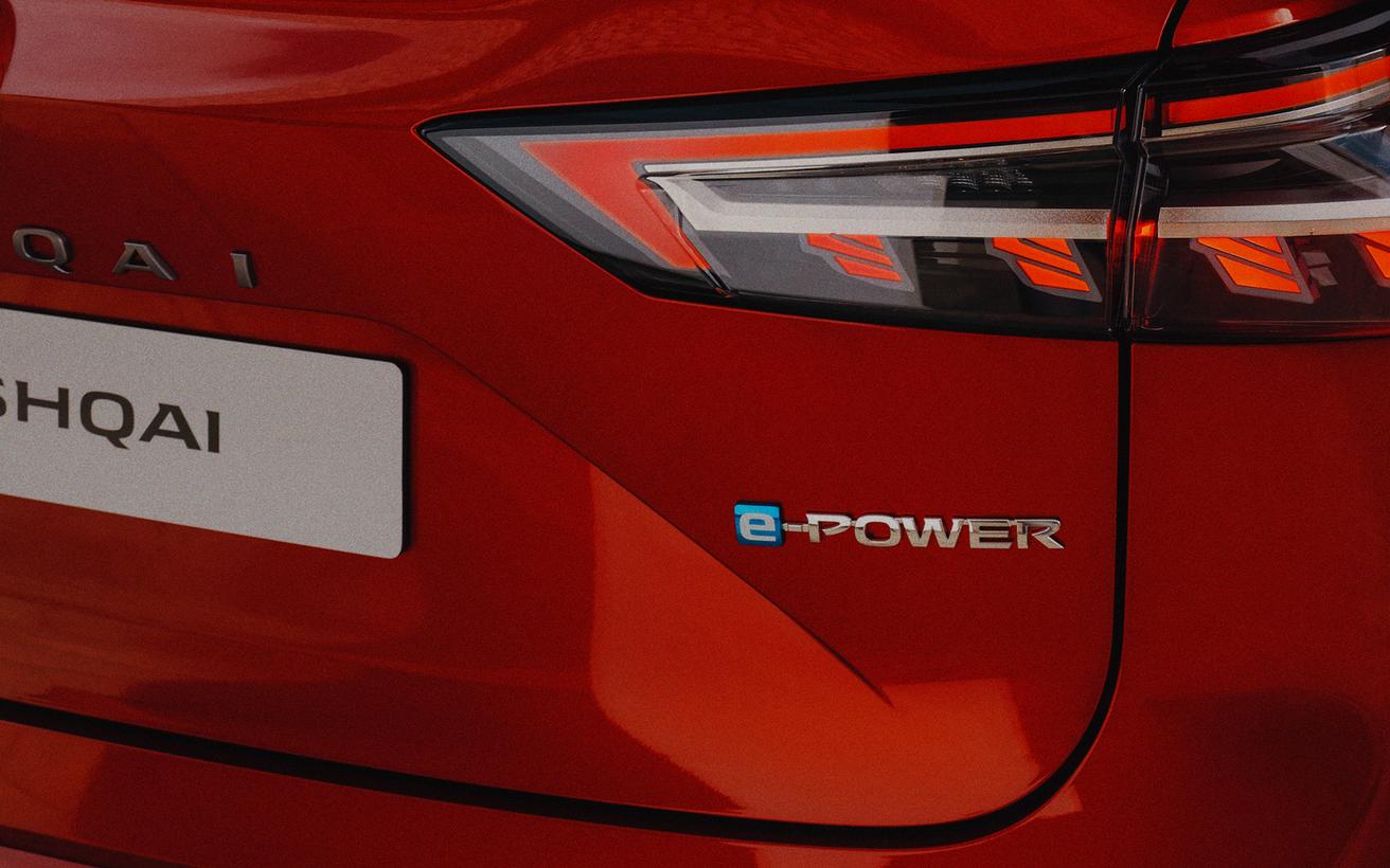 Rückseite eines roten Nissan Qashqai mit betontem Heckleuchten-Design und 'e-POWER' Emblem.
